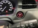 【ENGINE START/STOP】スマートキーをポケットやバッグに入れたままで、キーを差し込むことなくボタンを押すだけでエンジンが始動します。