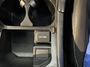 運転席からも助手席からも自由に使えるドリンクホルダー付。【アクセサリーソケット(電源ソケット)】電源からケーブルをつなげば、スマートフォンなどの電子機器の充電などを行うことができます!