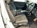 運転席は、大きな座面と包み込むような背もたれがドライバーの身体全体をしっかり支えます。上質なシート素材と座り心地のよいクッションを採用し、長時間の運転やコーナーの多い道も快適です。