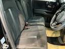 ベンチシートは、運転席と助手席の移動もスムーズ！　狭い駐車場での乗り降りや、お子様の乗り降りにも便利です。