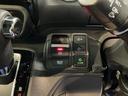 電子制御パーキングブレーキ。発進時にアクセルペダルを踏めば、自動的に解除されます。