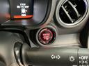 【ENGINE START/STOP】スマートキーをポケットやバッグに入れたままで、キーを差し込むことなくボタンを押すだけでエンジンが始動します。