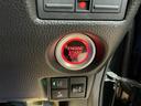 【ENGINE START/STOP】スマートキーをポケットやバッグに入れたままで、キーを差し込むことなくボタンを押すだけでエンジンが始動します。
