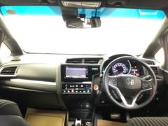 フロントガラスが大きく、ワイドな視界で運転もしやすくなるように設定されています。 2