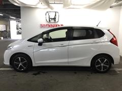 高効率なエンジンをモーターがアシストして走行中の燃費消費を抑えるハイブリッド。停車中もアイドリングストップにより燃費消費と排出ガスをなくします。 7