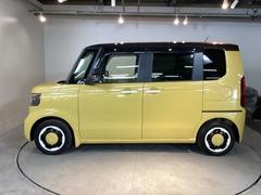 狭い駐車場でも、スライドドアならチャイルドシートへのお子さまの乗降や荷物の積載もスムーズ。とても便利な【両側電動スライドドア】ドアハンドを少し引くだけでリアドアが自動開閉します。 5