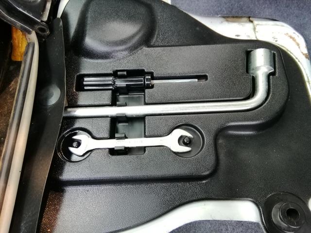 サンバートラック 　４ＷＤ　５速ミッション　パワステ　エアコン　三方開　　走行１２２２００ｋｍ　タイミングベルト交換済み　車検２年付き　内外装クリーニング済み（44枚目）