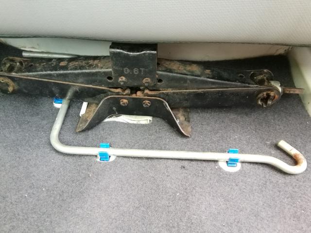 サンバートラック 　４ＷＤ　５速ミッション　パワステ　エアコン　三方開　　走行１２２２００ｋｍ　タイミングベルト交換済み　車検２年付き　内外装クリーニング済み（45枚目）