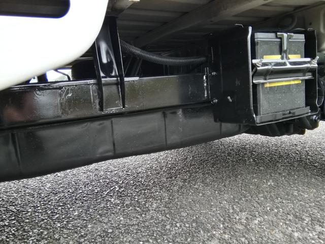 サンバートラック ＴＣ　４ＷＤ　５速ミッション　パワステ　エアコン　三方開　　走行６６６５０ｋｍ　車検８年３月　内外装クリーニング済み（17枚目）