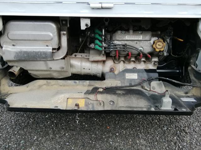 サンバートラック ＴＣ　４ＷＤ　５速ミッション　パワステ　エアコン　三方開　　走行６６６５０ｋｍ　車検８年３月　内外装クリーニング済み（23枚目）
