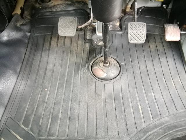 サンバートラック ＴＣ　４ＷＤ　５速ミッション　パワステ　エアコン　三方開　　走行６６６５０ｋｍ　車検８年３月　内外装クリーニング済み（37枚目）