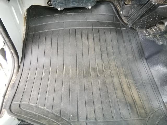 サンバートラック ＴＣ　４ＷＤ　５速ミッション　パワステ　エアコン　三方開　　走行６６６５０ｋｍ　車検８年３月　内外装クリーニング済み（43枚目）