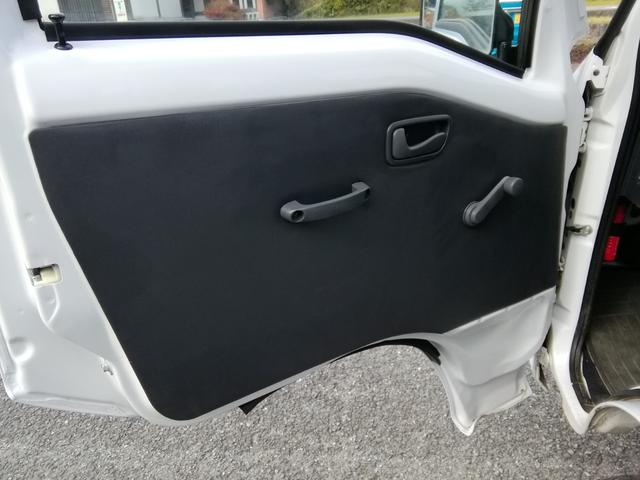 サンバートラック ＴＢ　４ＷＤ　５速ミッション　パワステ　エアコン　三方開　　走行７８３００ｋｍｋｍ　内外装クリーニング済み　車検８年５月（40枚目）