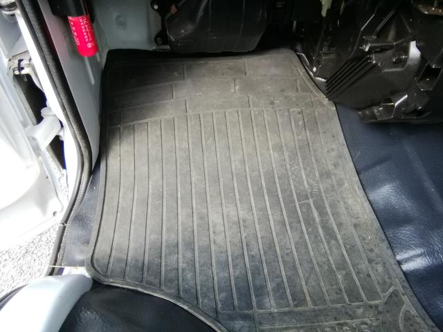 サンバートラック ＴＢ　４ＷＤ　５速ミッション　パワステ　エアコン　三方開　　走行７８３００ｋｍｋｍ　内外装クリーニング済み　車検８年５月（41枚目）