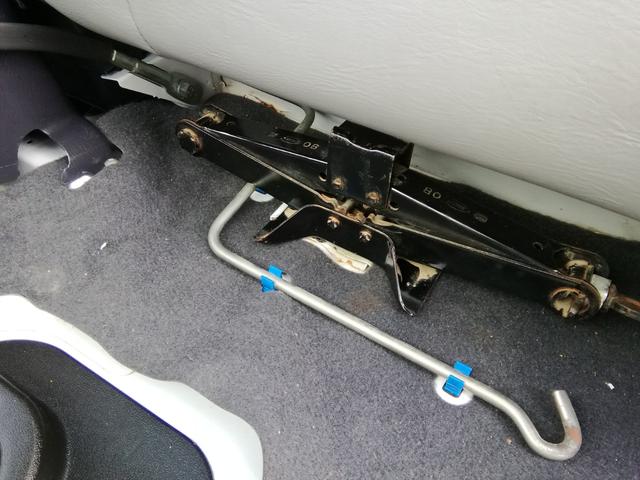 サンバートラック ＴＢ　４ＷＤ　５速ミッション　パワステ　エアコン　三方開　　走行７８３００ｋｍｋｍ　内外装クリーニング済み　車検８年５月（43枚目）