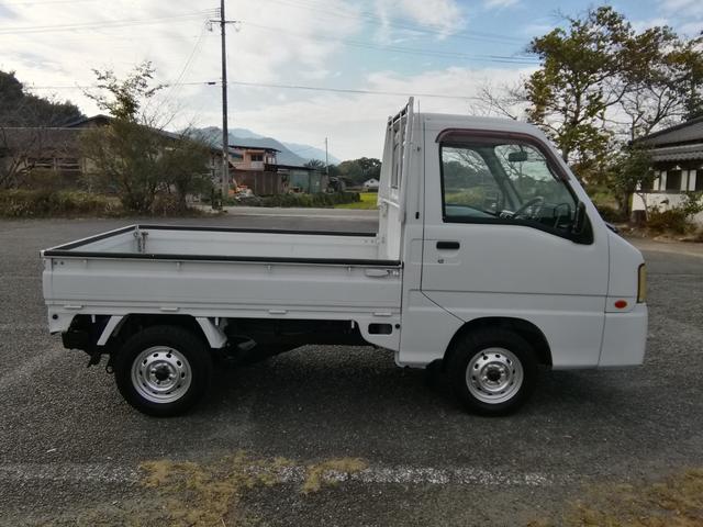 サンバートラック 　４ＷＤ　５速ミッション　パワステ　エアコン　三方開　　走行１１９３００ｋｍ　タイミグベルト交換済み　内外装クリーニング済み　車検２年付き（4枚目）