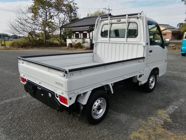 サンバートラック 　４ＷＤ　５速ミッション　パワステ　エアコン　三方開　　走行１１９３００ｋｍ　タイミグベルト交換済み　内外装クリーニング済み　車検２年付き（5枚目）