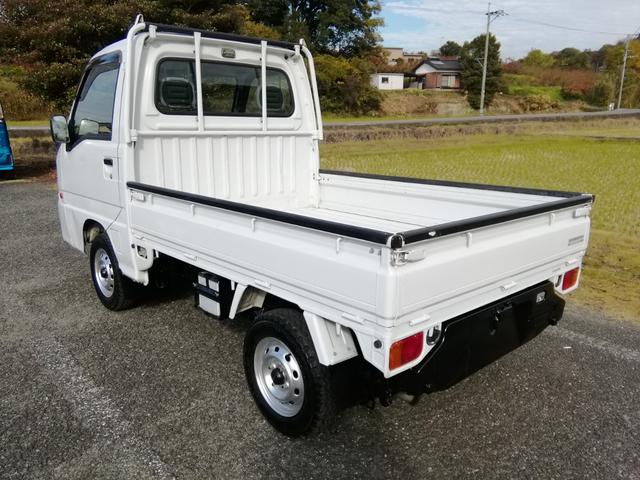 サンバートラック 　４ＷＤ　５速ミッション　パワステ　エアコン　三方開　　走行１１９３００ｋｍ　タイミグベルト交換済み　内外装クリーニング済み　車検２年付き（9枚目）