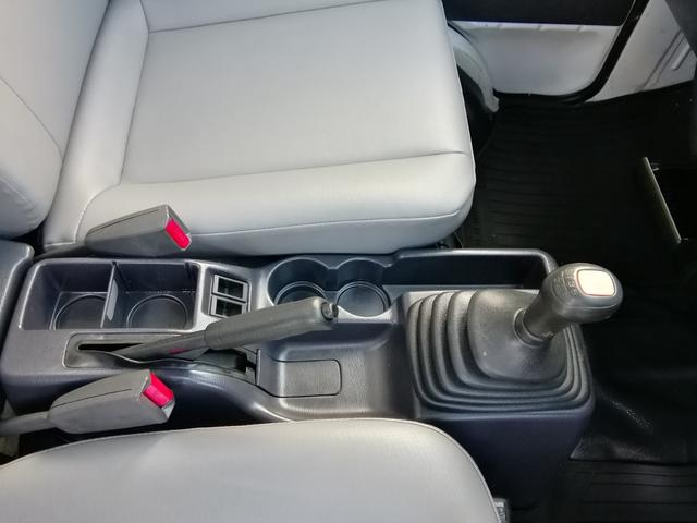 サンバートラック 　４ＷＤ　５速ミッション　パワステ　エアコン　三方開　　走行１１９３００ｋｍ　タイミグベルト交換済み　内外装クリーニング済み　車検２年付き（32枚目）