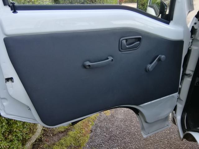 サンバートラック 　４ＷＤ　５速ミッション　パワステ　エアコン　三方開　　走行１１９３００ｋｍ　タイミグベルト交換済み　内外装クリーニング済み　車検２年付き（40枚目）