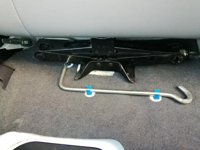 サンバートラック 　４ＷＤ　５速ミッション　パワステ　エアコン　三方開　　走行１１９３００ｋｍ　タイミグベルト交換済み　内外装クリーニング済み　車検２年付き（45枚目）