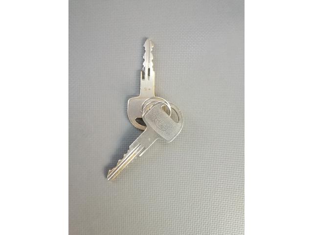 サンバートラック 　４ＷＤ　５速ミッション　パワステ　エアコン　三方開　　走行１１９３００ｋｍ　タイミグベルト交換済み　内外装クリーニング済み　車検２年付き（47枚目）