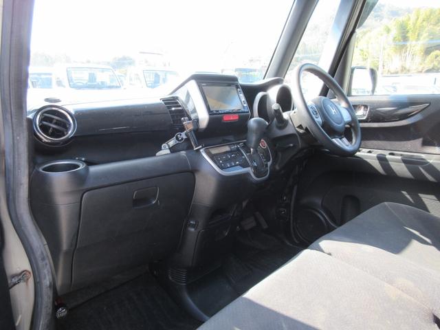 Ｎ－ＢＯＸカスタム Ｇ・Ｌパッケージ　／ナビ／ＴＶ・ＤＶＤ再生／バックカメラ／片側電動スライド・ドア／両側スライド・ドア／スマートキー／プッシュスタート／アイドリングストップ／横滑り防止装置（11枚目）