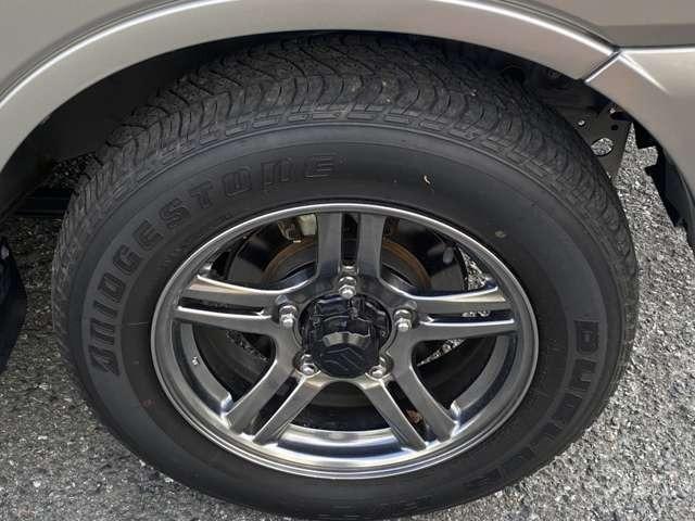 ジムニー ランドベンチャー　４ＷＤ　ターボ　５速マニュアル車　シートヒーター　バックカメラ　ナビ　Ｂｌｕｅｔｏｏｔｈ　キーレス　ＥＴＣ　プライバシーガラス　アルミホイール　電動格納ミラー（8枚目）