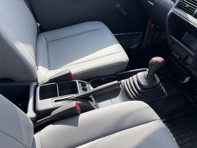 サンバートラック ＴＢ　５速マニュアル　４ＷＤ　三方開（25枚目）