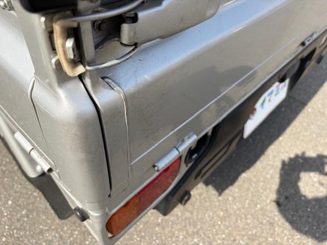 サンバートラック ＴＢ　５速マニュアル　４ＷＤ　三方開（29枚目）