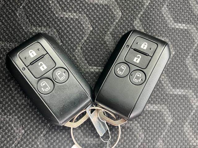ＨＹＢＲＩＤ　ＸＺターボ　両側パワスラ　電動Ｐ　クルコン　オートライト　両側パワースライドドア　プッシュスタート　シートヒーター　オートエアコン　禁煙車　衝突被害軽減システム　アイドリングストップ　横滑り防止機能　衝突安全ボディ　盗難防止システム（画像53）