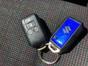 リモコンキーで開け閉め楽々☆こちらのボタンからでも後部座席ドアの開閉ができますよ☆