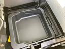 助手席シート下にも収納ありますよ☆