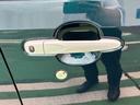 鍵を手元に持っておくことでドアハンドルのスイッチから鍵の開閉ができますよ☆