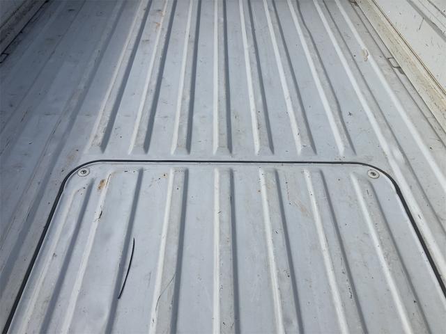 サンバートラック 　マニュアル５速車　エアコン　キーレス　運転席エアバック（8枚目）