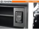 ポータブルオーディオなどの機器を接続して、車両のスピーカーで聞くことができます。