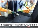 専用機器でシートを水洗いしていきます!