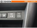 ポータブルオーディオなどの機器を接続して、車両のスピーカーで聞くことができます。