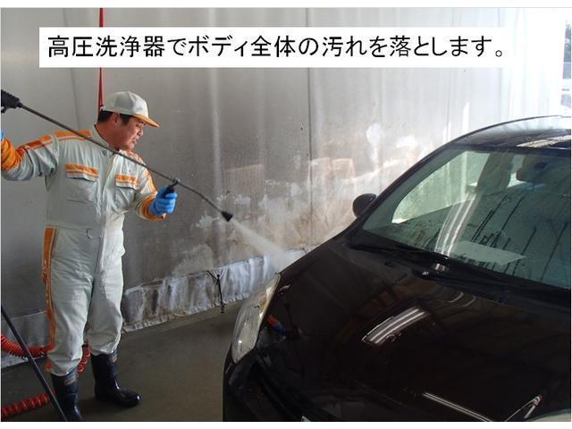 高圧洗浄機でボディ全体の汚れを落とします。