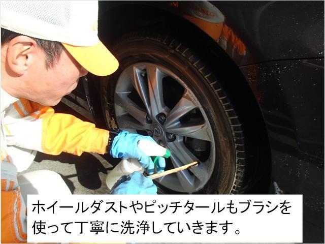 ホイールダストやピッチタールもブラシを使って丁寧に洗浄していきます。