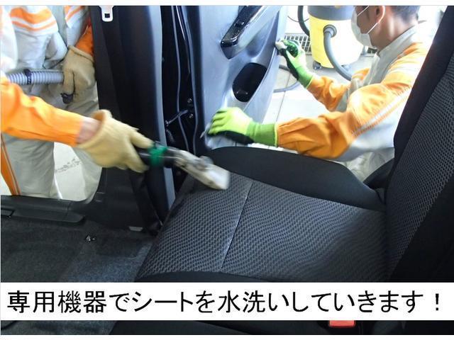 専用機器でシートを水洗いしていきます！