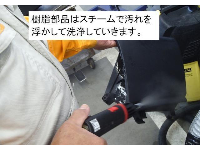 樹脂部分はスチームで汚れを浮かして洗浄していきます。