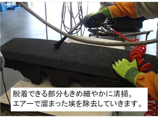 脱着できる部分もきめ細かに清掃。エアーでたまったほこりを除去していきます。