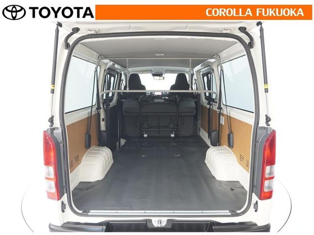 リヤシートを前に倒せば、ラゲージルームに収まらない物も積み込めます。たくさんの物を載せたい時に活躍します。