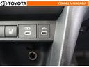 ポータブルオーディオなどの機器を接続して、車両のスピーカーで聞くことができます。