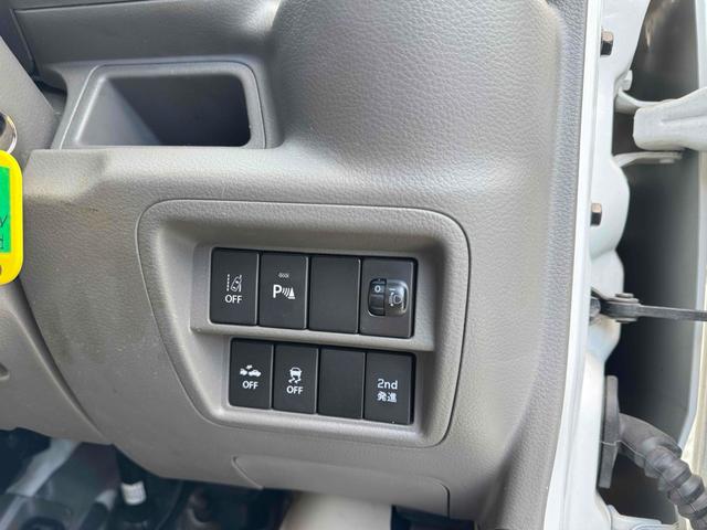 �y���[���A�V�X�g�z���s���ɃJ�����ŎԐ���F�����A�Ԑ�����E�������ȂƂ��Ɍx��𔭂�����A����ɐi��ŃX�e�A�����O�␳���s�����肷��@�\�B