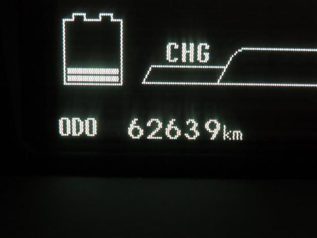 プリウス S アイドリングストップ搭載 Bモニタ- インテリキー デュアルエアバック エアB イモビライザー DVD再生可能 ワンオーナー車 ナビTV AUTOエアコン 横スベリ防止 アルミホイール ETC装備(17枚目)