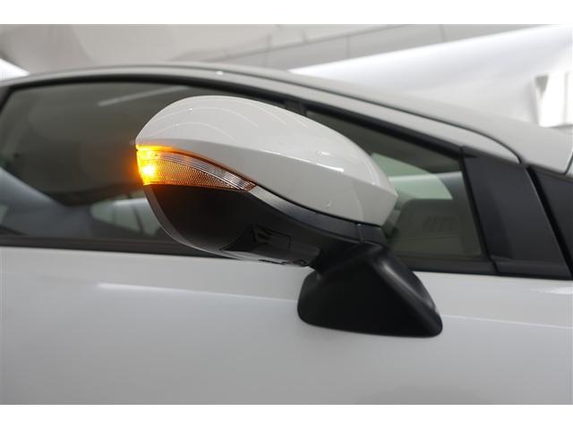 �T�C�h�^�[�������v�t���h�A�~���[�͉E���܎��ɂ܂��̃N���}����s�҂��王�F�����m�ۂ��܂��B