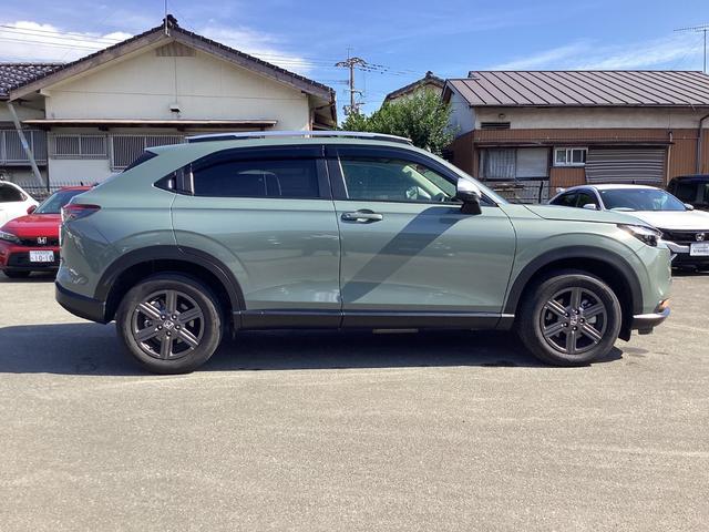 ヴェゼル ｅ：ＨＥＶＸ・ＨｕＮＴパッケージ　当社デモカー　ＨＯＮＤＡＣＯＮＮＥＣＴナビ　ドライブレコーダー前後　１６インチアルミホイール　ルーフレール　コンビシート　本革巻きステアリング　車線逸脱防止　アダクティブクルーズコントロール　Ｂカメラ（4枚目）
