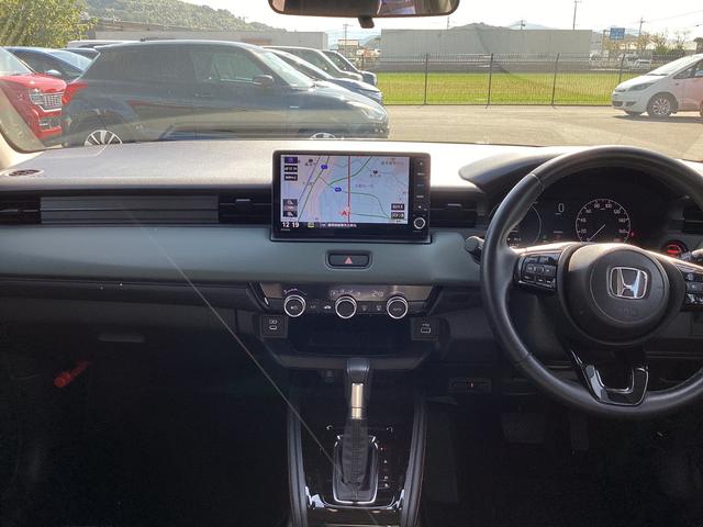 ヴェゼル ｅ：ＨＥＶＸ・ＨｕＮＴパッケージ　当社デモカー　ＨＯＮＤＡＣＯＮＮＥＣＴナビ　ドライブレコーダー前後　１６インチアルミホイール　ルーフレール　コンビシート　本革巻きステアリング　車線逸脱防止　アダクティブクルーズコントロール　Ｂカメラ（10枚目）